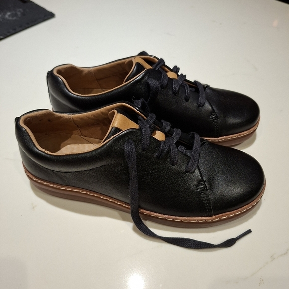 Clarks Shoes - NWOT Clarks Artisan Women's Black Leather Lace-Up Sneakers (US 7; EU 37.5)